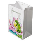 Funny Frosch auf einem Lotus Mittlere Geschenktüte (Vorderseite Schrägansicht)