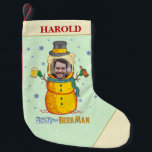 Funny Frosty Beer Man Snowman Spaß Custom Foto Kleiner Weihnachtsstrumpf<br><div class="desc">Schneemänner sind so veraltet. Es ist an der Zeit, dass wir mit dem Gebäude etwas Besseres anfangen: Bier Men! Dieser lustige Weihnachtsbär zeigt einen Biermann mit Schaumhaar, der einen Tophut (mit Bierdeckel), einen Schal, Hopfenknöpfe und zwei Biere in seinen Zweigen Händen trägt. Im Text steht: "Frostig der Bier." Und das...</div>
