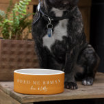 Funny Fütterte Me Human | Monogramm Bowl Napf<br><div class="desc">Mit diesem anpassbaren Funny Füttre Me Human füttre mehr Spaß machen | Monogram Pet Bowl! Mit einem schlanken, minimalistischen Design und einer spielerischen Botschaft -"Füttre mir Mensch, Liebe [Dein Haustier]" - ist diese Schüssel perfekt geeignet, um dem Alltag Ihres Haustieres eine persönliche Touch hinzuzufügen. Es ist in warmen, erdigen Tönen...</div>