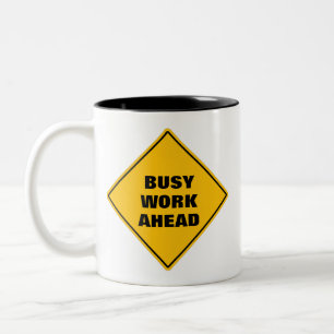 Funny gelb beschäftigt Arbeit voraus Vorsicht Stra Zweifarbige Tasse