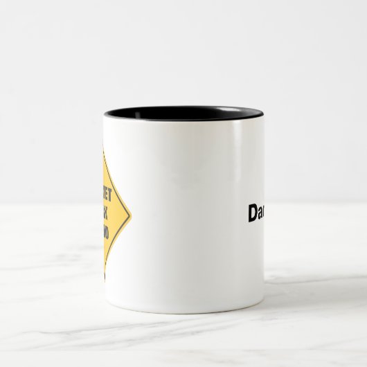 Funny Gelb Kabinett vorausschauend Vorsichtsschild Zweifarbige Tasse (Mittel)