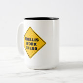 Funny Gelb Trellis Vorsicht beim Straßenschild Zweifarbige Tasse (Vorderseite Links)