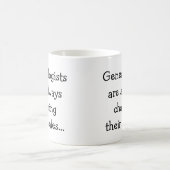 Funny Genealogist, der ihren Spaß-Zitat nachjagt Kaffeetasse (Mittel)
