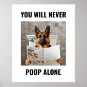 Funny German Shepherd sitzt auf der Toilette Wand Poster (Vorne)