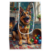 Funny German Shepherd Tangled in Christmas Lights Mittlere Geschenktüte (Rückseite)