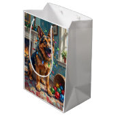 Funny German Shepherd Tangled in Christmas Lights Mittlere Geschenktüte (Rückseite Schrägansicht)