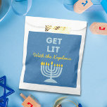 Funny "Get Lit" Chic Personalisiert Menorah Hanukk Geschenktütchen<br><div class="desc">Fügen Sie Ihrem Hanukka-Fest einen festlichen Flair mit diesen lustigen "Get Lit" Gunsttaschen hinzu! Mit einer kühnen blauen Menorah-Illustration, einer spielerischen Botschaft und einem anpassbaren Familiennamen sind diese Taschen ideal für die Verleihung von Leckereien, Geschenken oder Gastgeschenken. Das lebendige Design und die humorvolle Phrase bringen Persönlichkeit und Charme in Ihre...</div>
