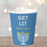 Funny "Get Lit" Chic Personalisiert Menorah Hanukk Pappbecher<br><div class="desc">Feiern Sie Hanukkah stilvoll mit diesen lustigen und festlichen "Get Lit" Tassen! Diese Becher mit einer fett blauen Menorah-Illustration und anpassbarem Familiennamen sind ideal, um Ihren Ferien-Ansammlungen eine Touch Spaß hinzuzufügen. Das spielerische Design mit leuchtenden Farben und einer fröhlichen Botschaft macht diese Tassen zu einer unvergesslichen Ergänzung Ihres Hanukkah-Tisches. Ideal...</div>