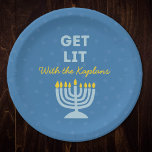 Funny "Get Lit" Chic Personalisiert Menorah Hanukk Pappteller<br><div class="desc">Feiern Sie Hanukkah stilvoll mit diesen lustigen "Get Lit" Tellern, die sich hervorragend zum Servieren von Lattenkoks, Gelee Donuts und all Ihren Leckereien im Urlaub eignen! Mit einer hellblauen Menorah-Illustration, anpassbarem Familiennamen und der spielerischen Phrase "Get Lit" fügen diese Teller Ihrem Ferientisch eine fröhliche Touch hinzu. Ideal für Hanukkah-Ansammlungen, Familienessen...</div>