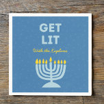 Funny "Get Lit" Chic Personalisiert Menorah Hanukk Serviette<br><div class="desc">Fügen Sie Ihrem Hanukka-Fest einen festlichen Funke hinzu mit diesen lustigen "Get Lit"-Servietten! Diese Servietten mit einer fett blauen Menorah-Illustration und individuell anpassbarem Familiennamen bringen Spaß und Persönlichkeit in Ihre Ansammlungen. Die spielerische Phrase und die lebhaften Farben machen sie zu einer unvergesslichen Ergänzung Ihres Hanukkah-Tisches, perfekt für Familienessen, Party oder...</div>