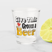 Funny Gib diesem Groom ein Bier Schnapsglas (Vorderseite)