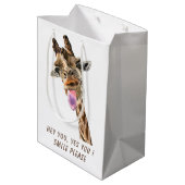 Funny Gift Bag mit spielerischer Giraffe - Lächeln Mittlere Geschenktüte (Rückseite Schrägansicht)