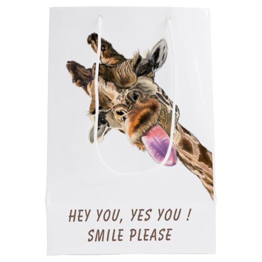 Funny Gift Bag Playful Giraffe Smile - Custom Text Mittlere Geschenktüte (Rückseite)