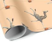 Funny Giraffe Balancing on Basketball Geschenkpapier (Rolleneckpunkt)
