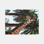 Funny Giraffe bläst eine Himbeere, kleine Fleecedecke (Vorderseite (Horizontal))