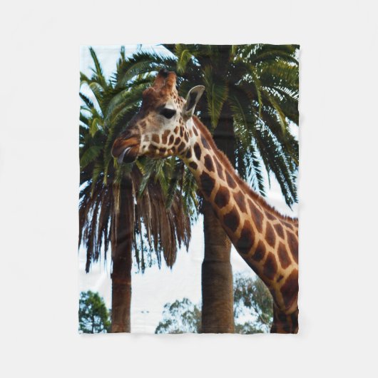 Funny Giraffe bläst eine Himbeere, kleine Fleecedecke (Vorderseite)