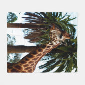 Funny Giraffe bläst eine Himbeere, mittel Fleecedecke (Vorderseite (Horizontal))