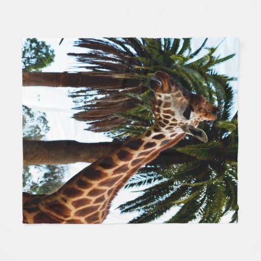 Funny Giraffe bläst eine Himbeere, mittel Fleecedecke (Vorderseite (Horizontal))