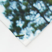 Funny Giraffe bläst eine Himbeere, mittel Fleecedecke (Ecke)