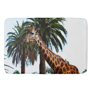 Funny Giraffe, der eine Himbeere gibt, Badematte