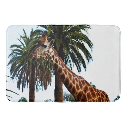 Funny Giraffe, der eine Himbeere gibt, Badematte (Vorderseite)