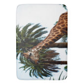 Funny Giraffe, der eine Himbeere gibt, Badematte (Vorderseite Vertikal)