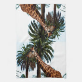 Funny Giraffe, der eine Himbeere gibt, Geschirrtuch (Vertikal)