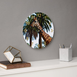 Funny Giraffe, der eine Himbeere gibt, Große Wanduhr