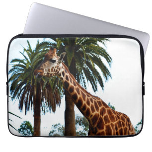 Funny Giraffe, der eine Himbeere gibt, Laptopschutzhülle