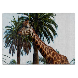 Funny Giraffe, der eine Himbeere gibt, Schneidebrett