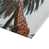 Funny Giraffe, der eine Himbeere gibt, Schneidebrett (Ecke)
