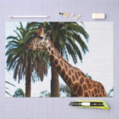 Funny Giraffe, der eine Himbeere gibt, Seidenpapier (Handwerk)