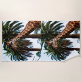 Funny Giraffe, der eine Himbeere gibt, Strandtuch (Vorderseite)