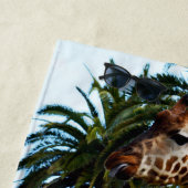 Funny Giraffe, der eine Himbeere gibt, Strandtuch (Beispiel)