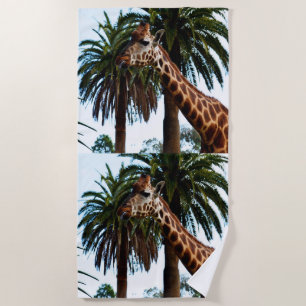 Funny Giraffe, der eine Himbeere gibt, Strandtuch