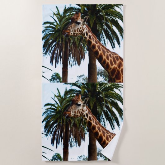 Funny Giraffe, der eine Himbeere gibt, Strandtuch (Vorderseite)