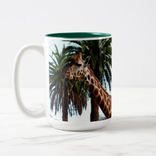 Funny Giraffe, der eine Himbeere gibt, Zweifarbige Tasse