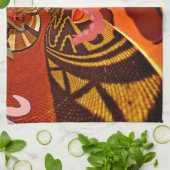 Funny Giraffe: Ein kaleidoskopischer afrikanischer Küchentuch (Gefaltet)