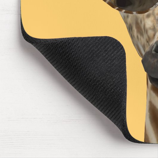 Funny Giraffe Incognito mit trendiger Sonnenbrille Mousepad (Ecke)