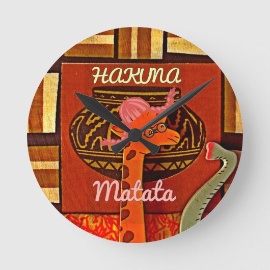 Funny Giraffe mit coolem Text Hakuna Matata Design Runde Wanduhr (Vorderseite)