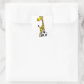 Funny Giraffe Playing Soccer Cartoon Quadratischer Aufkleber (Tasche)