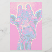 Funny Giraffe stickt seine Zunge heraus