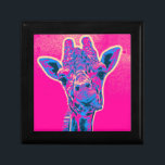 Funny Giraffe stickt seine Zunge heraus Schmuckschachtel<br><div class="desc">Eine lustige Pose aus einer niedlichen Giraffe - die Zunge raus! Funky fröhliche Neonfarben in Rosa und Blau. Fun 60er Jahre Retro Pop Art Stil.</div>