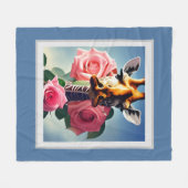 Funny Giraffe und Rose Surreal Fleecedecke (Vorderseite (Horizontal))