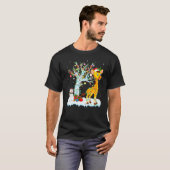 Funny Giraffe Xmas Tree Lighting Weihnachtsmannmüt T-Shirt (Vorne ganz)
