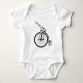 Funny giraffee reitet auf einem Penny-Farthing Baby Strampler (Vorderseite)