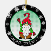 Funny Gnome Pun Weihnachten Keramik Ornament (Vorne)
