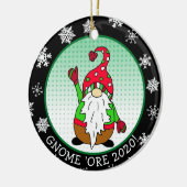 Funny Gnome Pun Weihnachten Keramik Ornament (Links)