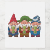 Funny Gnomes Holding a Matcha Drink Magical Weinetikett (Einzelnes Label)
