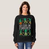 Funny Gnomes This Girl Lieben St Patricks Day Sweatshirt (Vorne ganz)